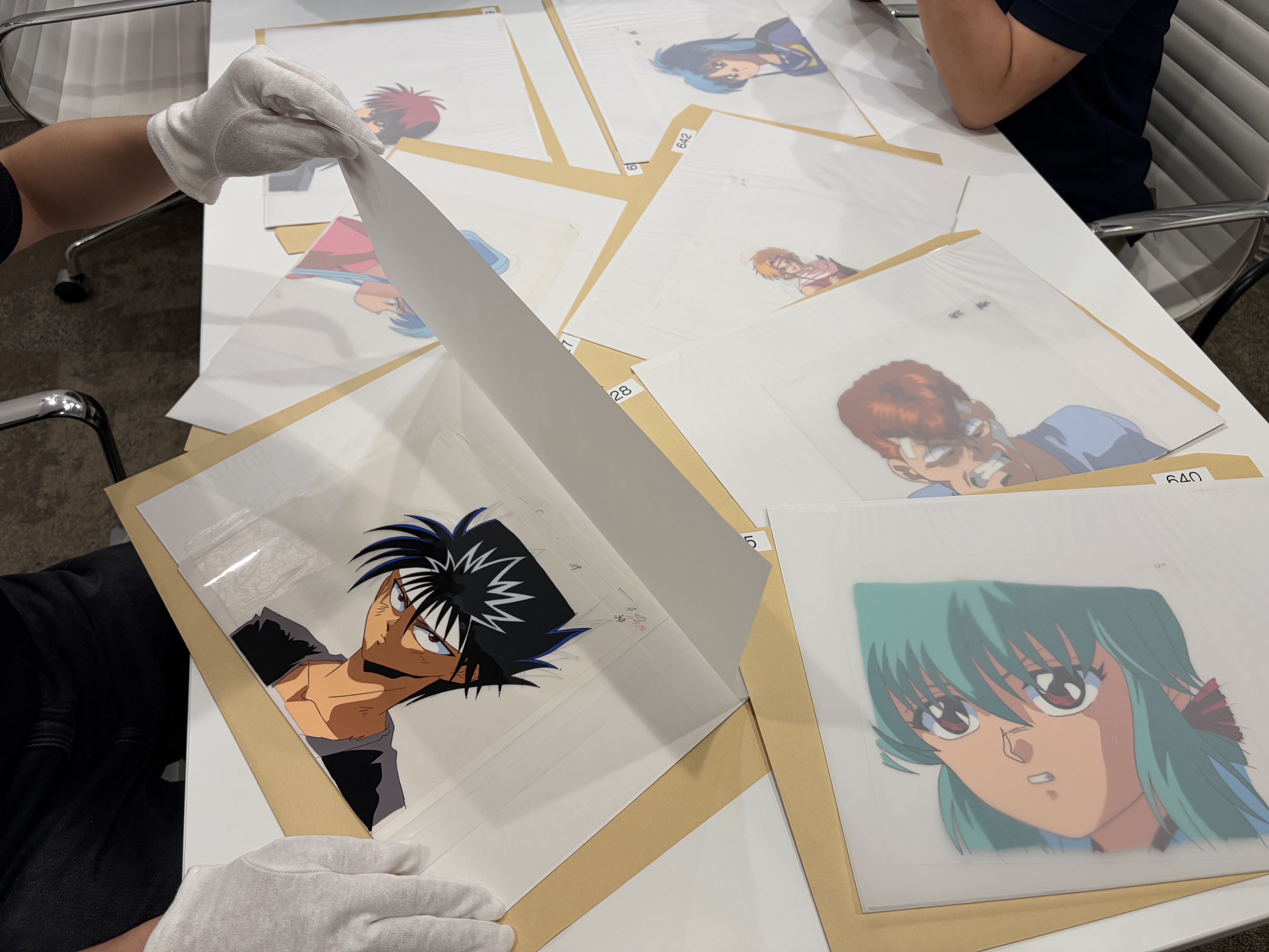 白手袋でセル画を検品している様子